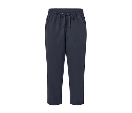Un pantacourt technique en softshell bleu marine avec cordon de serrage à la taille.
