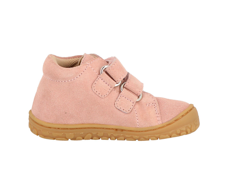 Gros plan sur une chaussure de marche rose Lurchi « Barefoot ».