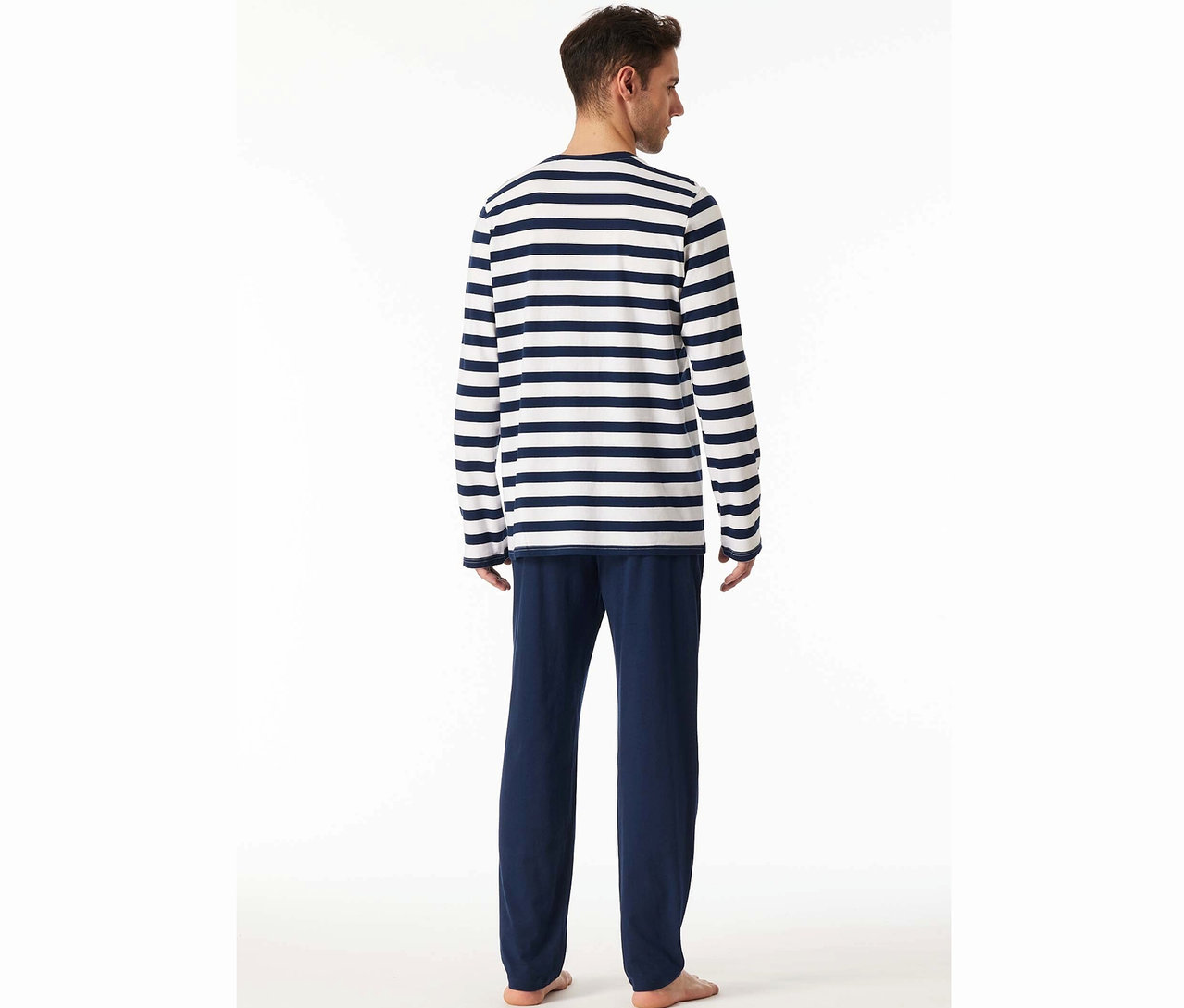 Homme vu de dos portant un pyjama rayé bleu.