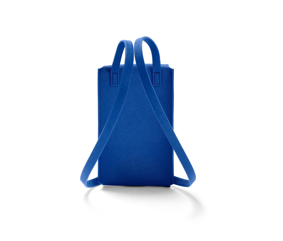 Un mini sac bleu avec des bretelles sur un fond blanc.