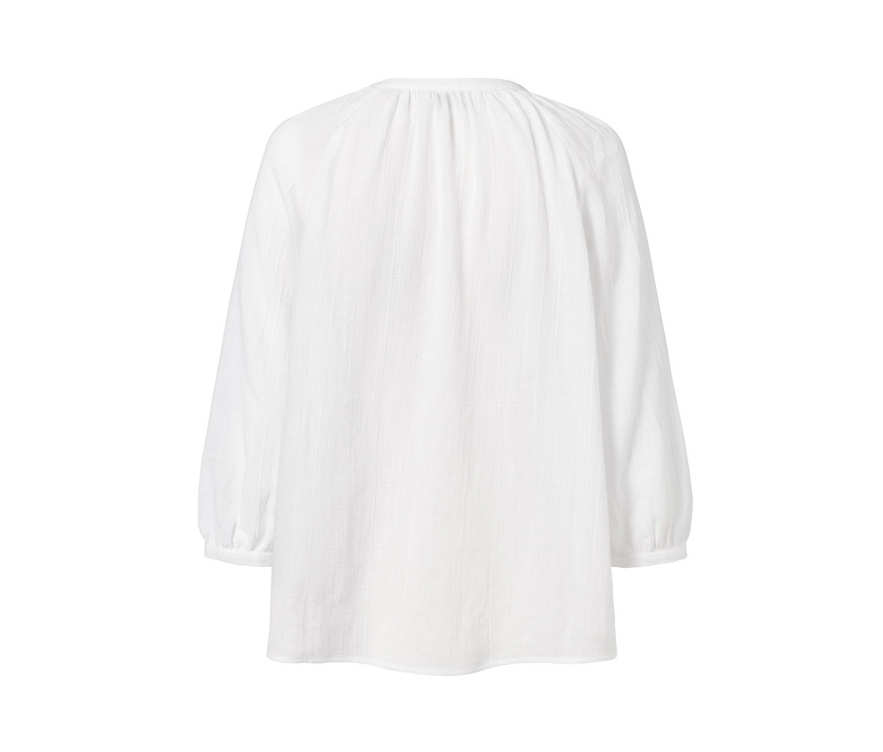 Blouse blanche à manches longues avec un effet froissé.