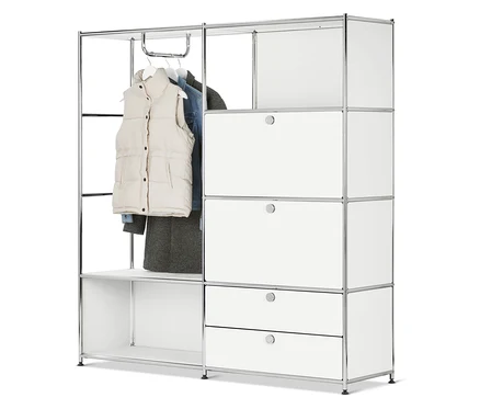 Des vêtements sont suspendus dans un système de rangement modulaire blanc.