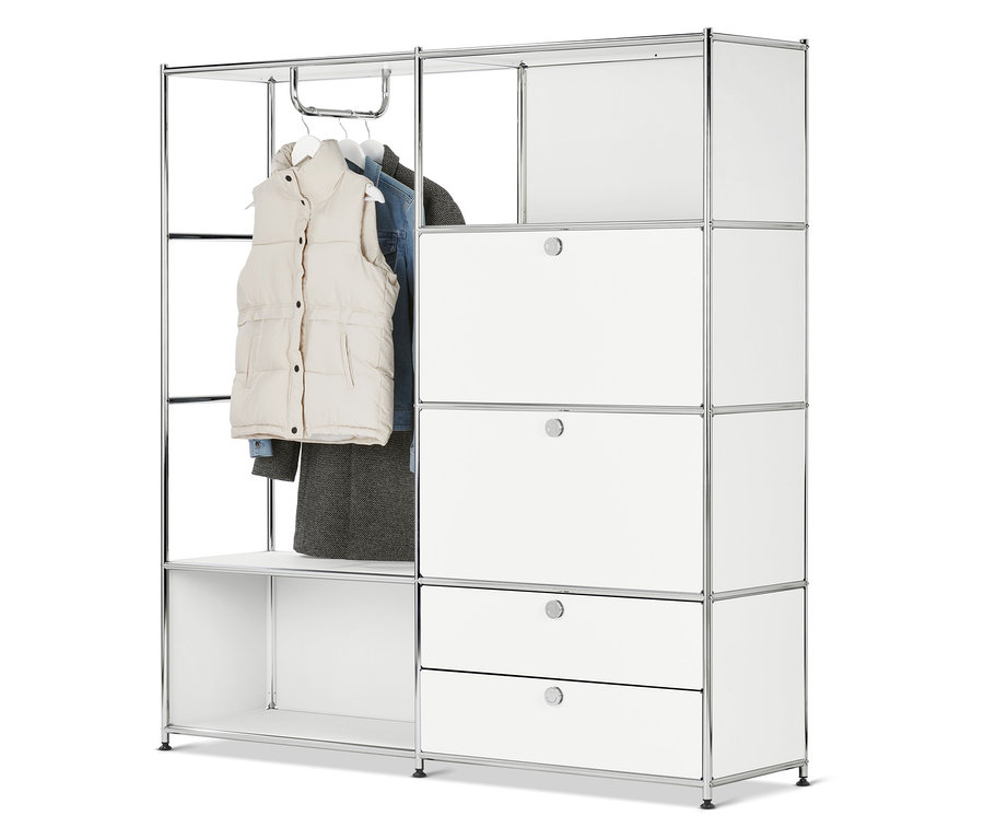 Des vêtements sont suspendus dans un système de rangement modulaire blanc.