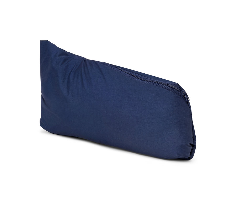 Une veste de pluie ultra-légère « repliable » de couleur bleu foncé emballée.