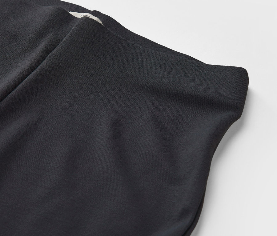 Vue détaillée d'un legging évasé.