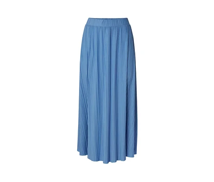 Une jupe plissée bleue.