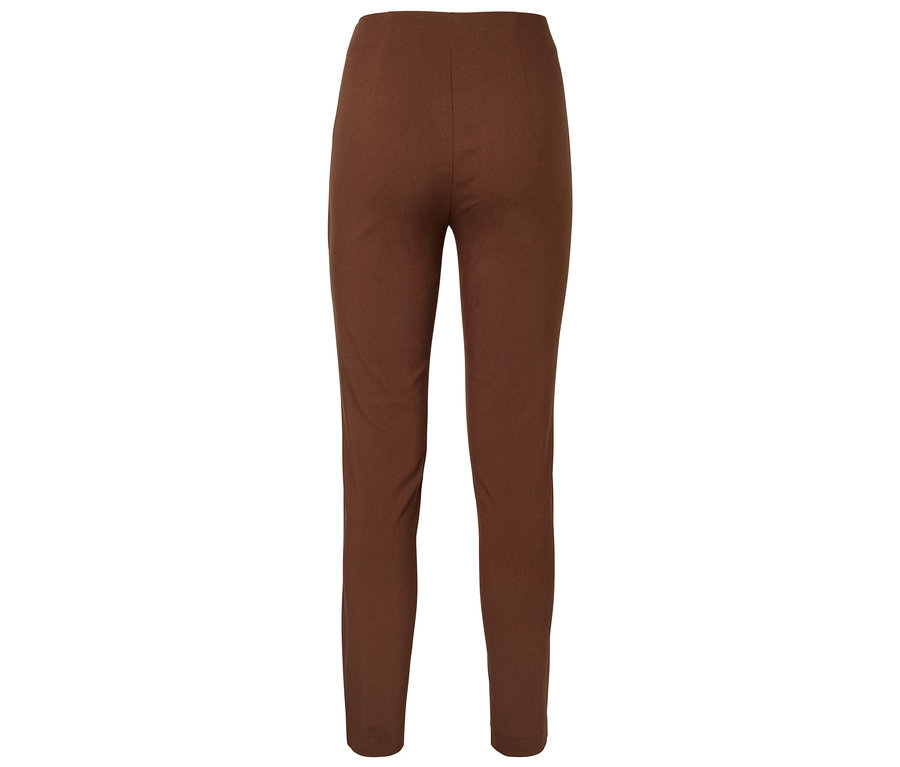 Pantalon marron sur fond blanc.