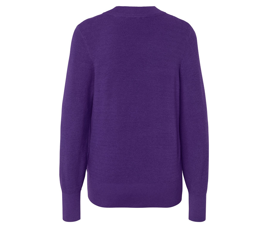 Un pull violet sur un fond blanc.