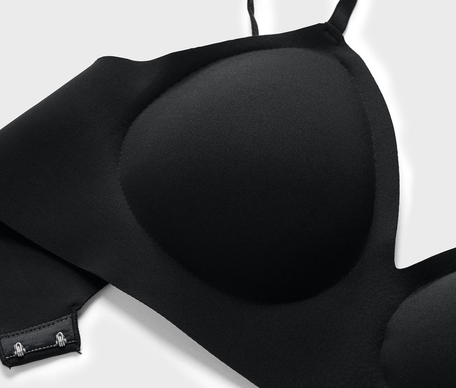 Détail d'un soutien-gorge confort « bonded », noir.