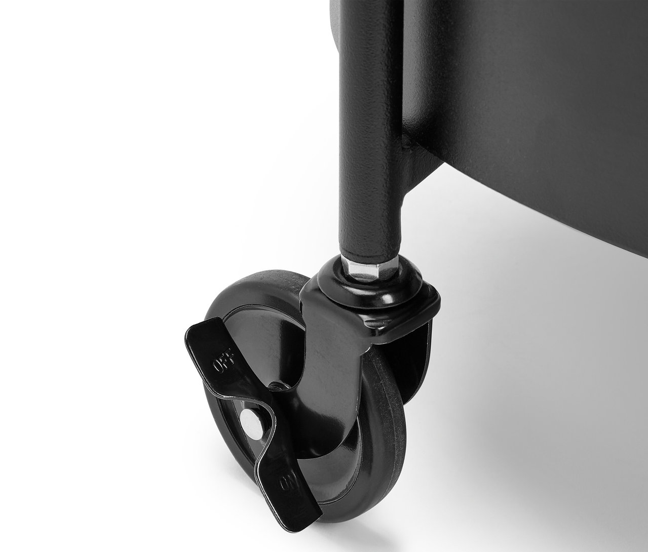 Détail d'une roue de chariot en métal noir avec un frein en position d'arrêt.