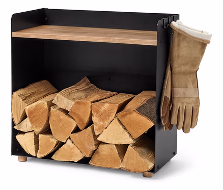 Étagère à bois en métal noir avec des bûches de bois marron et des gants en cuir.