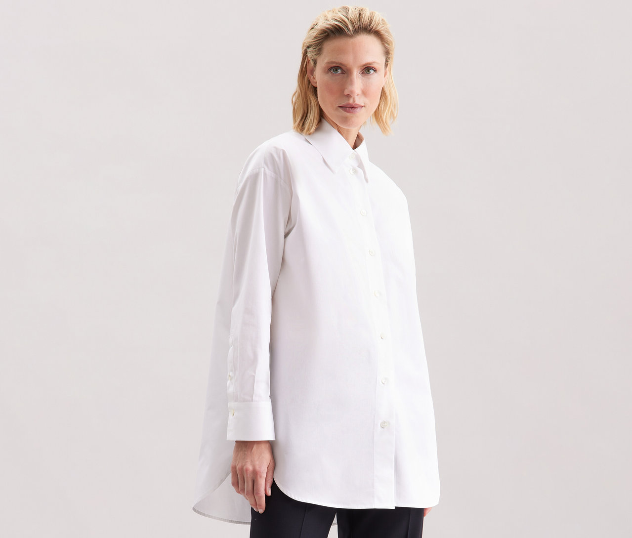 Femme portant une blouse-chemise blanche grande taille Seidensticker.