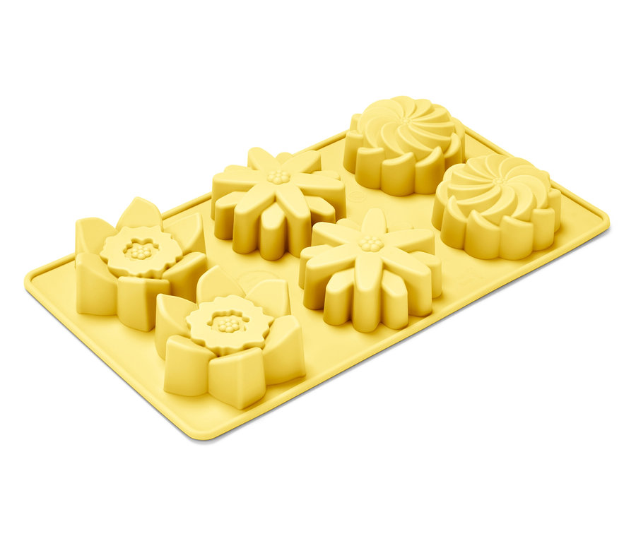 Moule à pâtisserie en silicone jaune avec six formes de fleurs différentes.