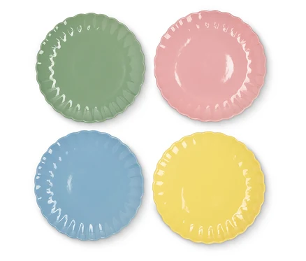 Quatre assiettes en céramique à bord ondulé en vert, rose, bleu et jaune.