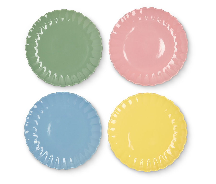 Quatre assiettes en céramique à bord ondulé en vert, rose, bleu et jaune.