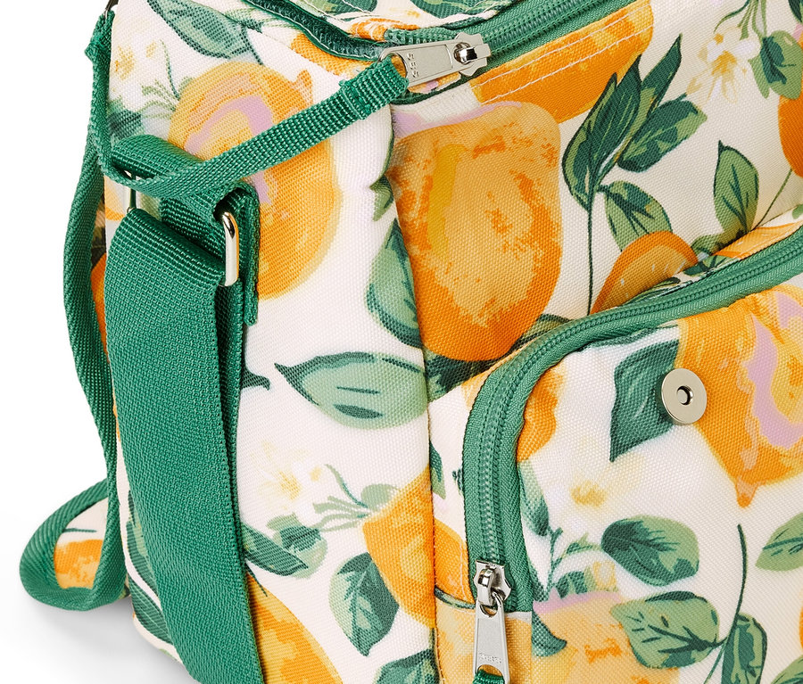 Gros plan d'un mini-sac isotherme avec un motif de citrons et des finitions vertes.