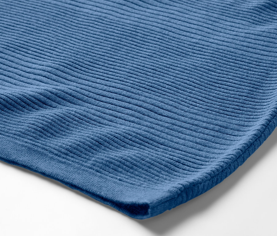 Gros plan d'un pull bleu en maille fine.