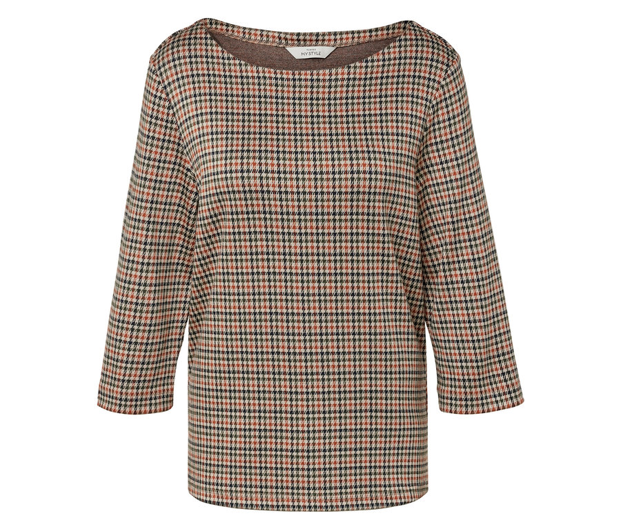 Un haut à carreaux avec des manches trois-quarts et une encolure bateau.
