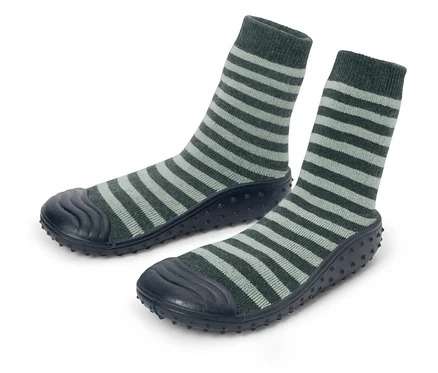 Deux chaussettes antidérapantes rayées grises pour enfants avec des semelles bleu foncé.