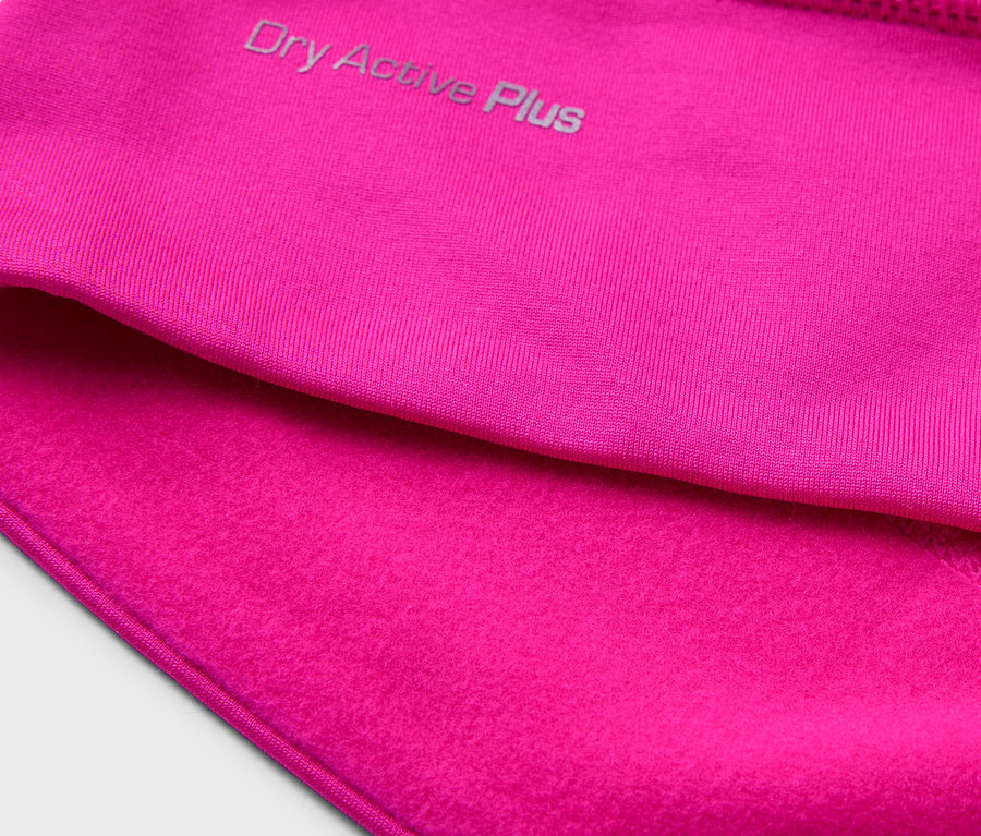 Gros plan sur un bonnet fonctionnel thermique rose fluo.
