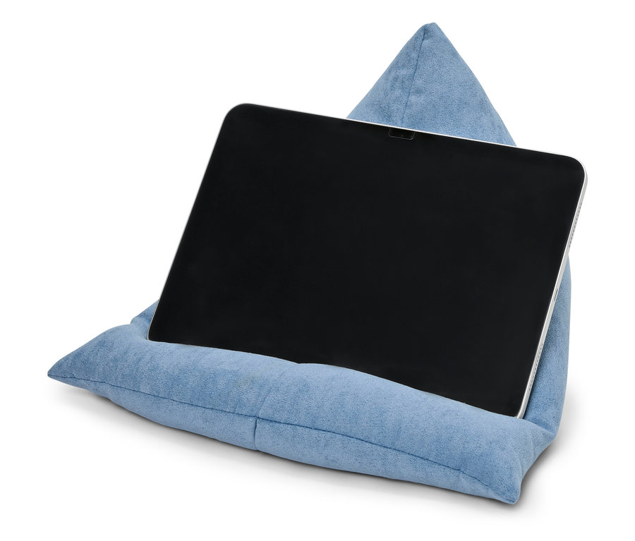 Une tablette est posée sur un coussin de livre et un support de lecture 2 en 1 bleus.