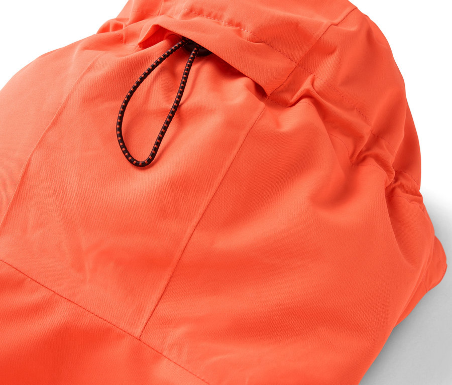 Détail d'une veste orange avec capuche et cordon de serrage.