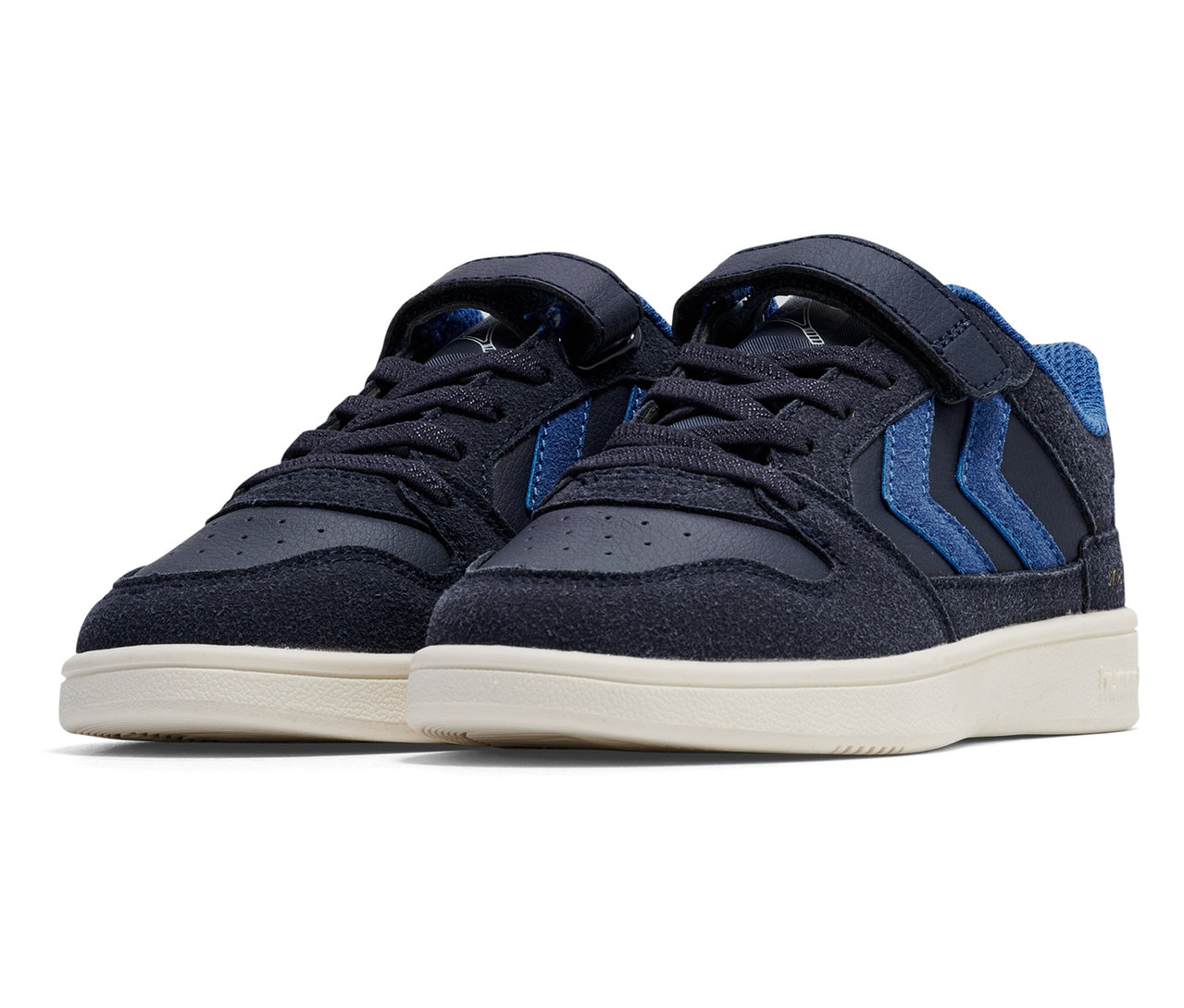 Deux chaussures bleues HUMMEL ST Power play SP Jr avec des semelles blanches.