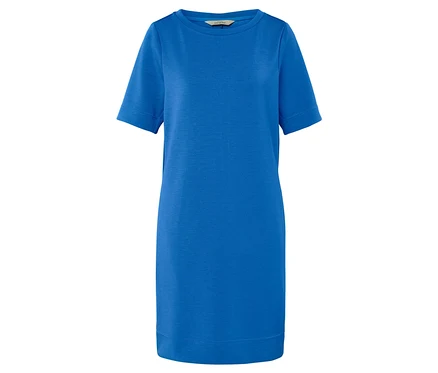 Une robe bleue à manches courtes est visible sur un fond blanc.