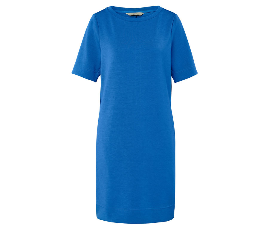 Une robe bleue à manches courtes est visible sur un fond blanc.