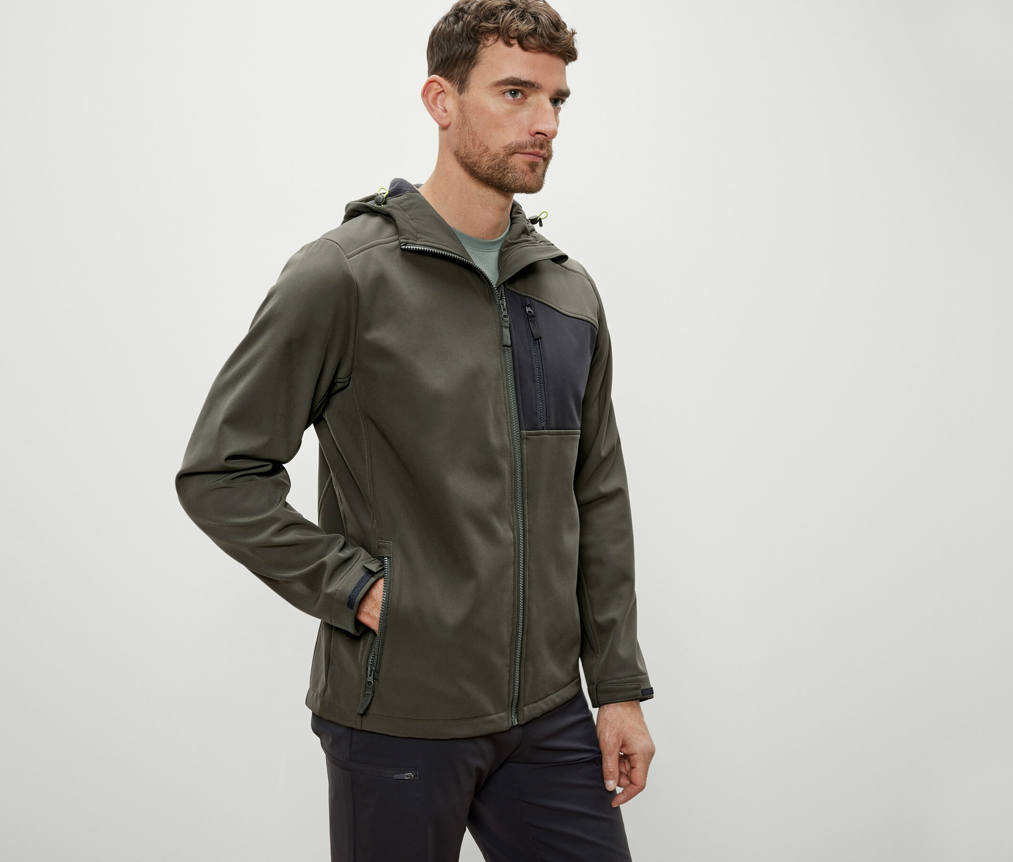 Un homme porte une veste en softshell.
