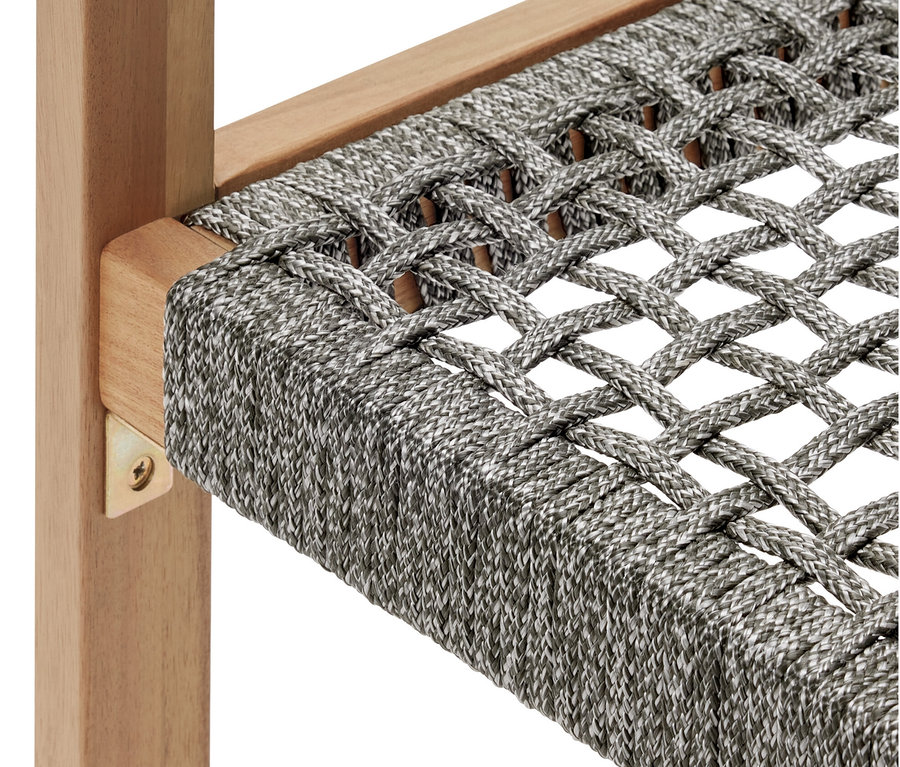 Gros plan sur une chaise de salle à manger avec tissage textile.