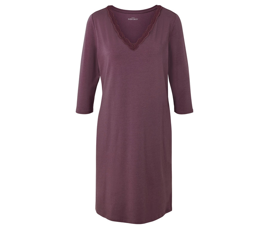 Une chemise de nuit aubergine à manches trois-quarts et encolure en V ornée de dentelle.