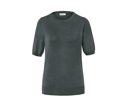 Pull en maille fine vert à manches courtes.