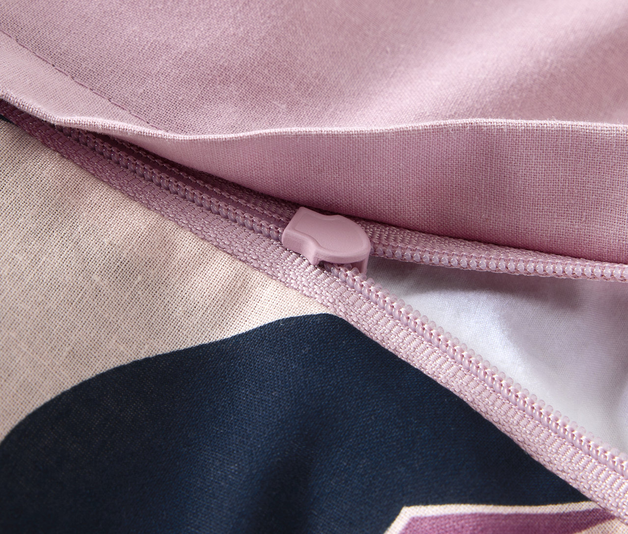 Gros plan sur la fermeture éclair d'une parure de lit en renforcé de taille standard.