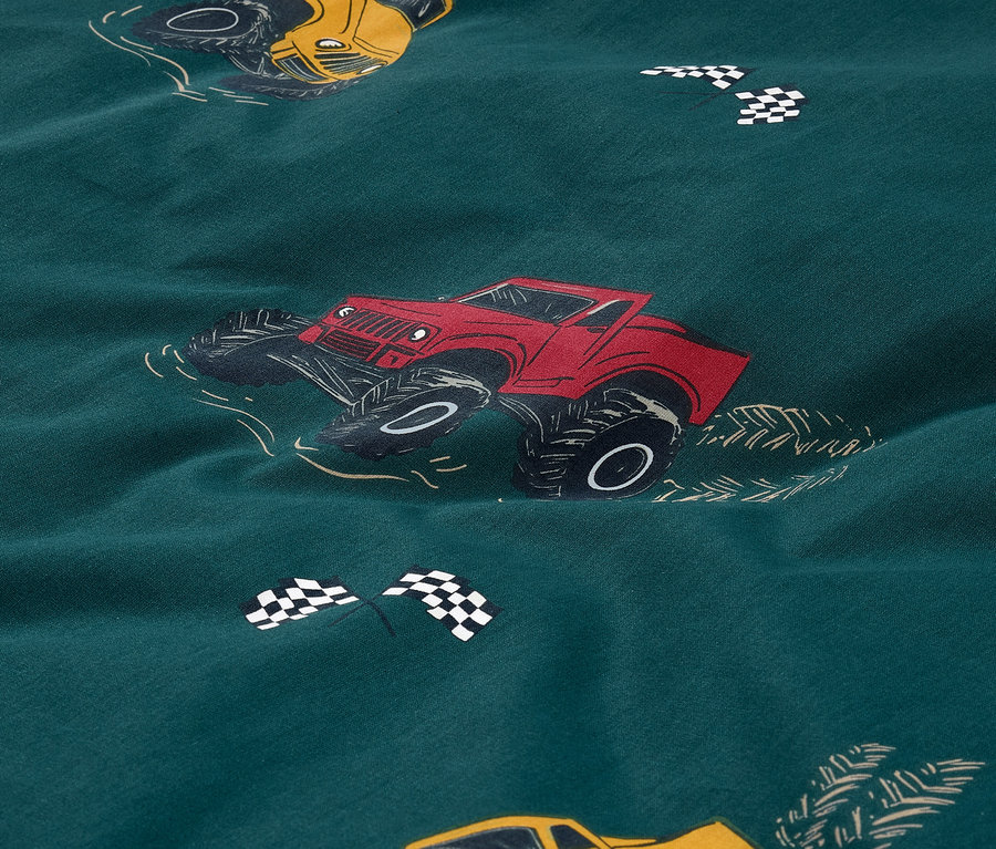 Gros plan sur une parure de lit pour enfant en renforcé avec un motif de camions, taille standard.