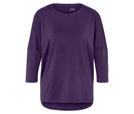T-shirt violet à manches trois-quarts.