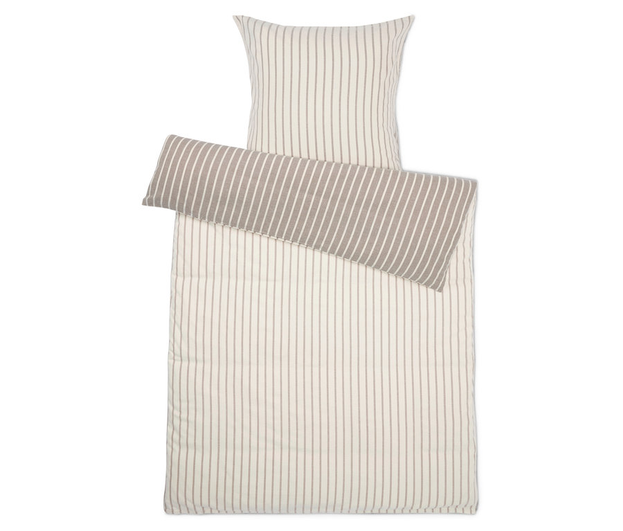 Linge de lit rayé avec oreiller et coussin décoratif.