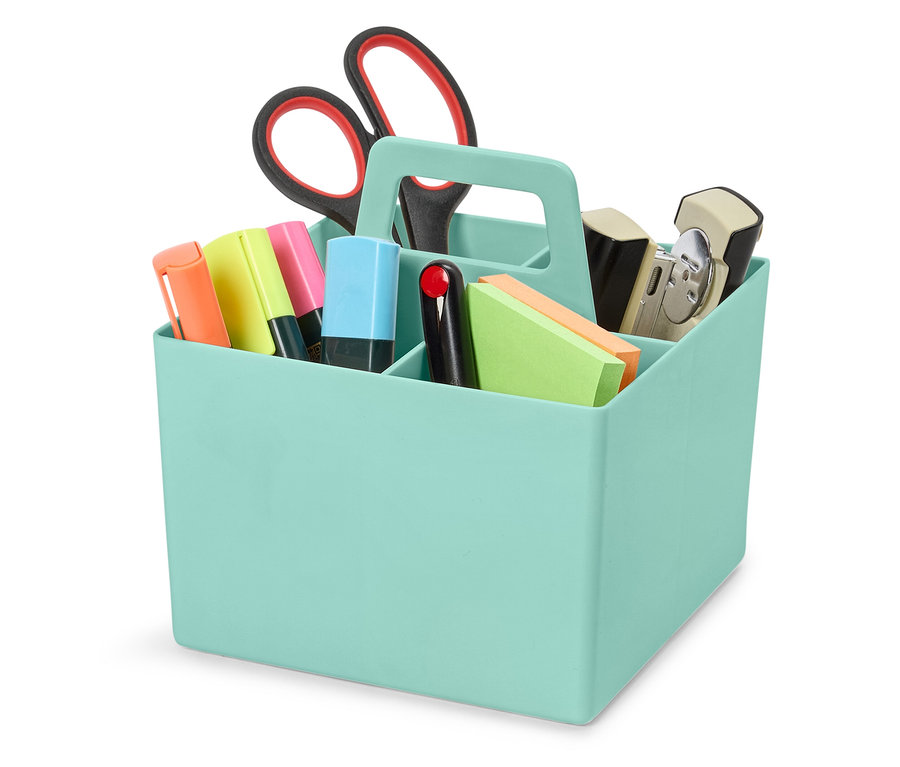 Organisateur de bureau turquoise rempli de ciseaux, surligneurs, bloc-notes et agrafeuse.