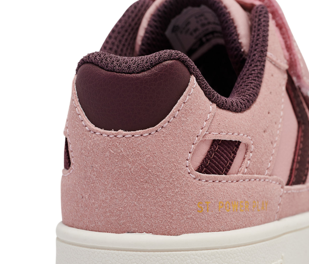 Gros plan d'une chaussure rose Hummel ST Power play SP Jr.
