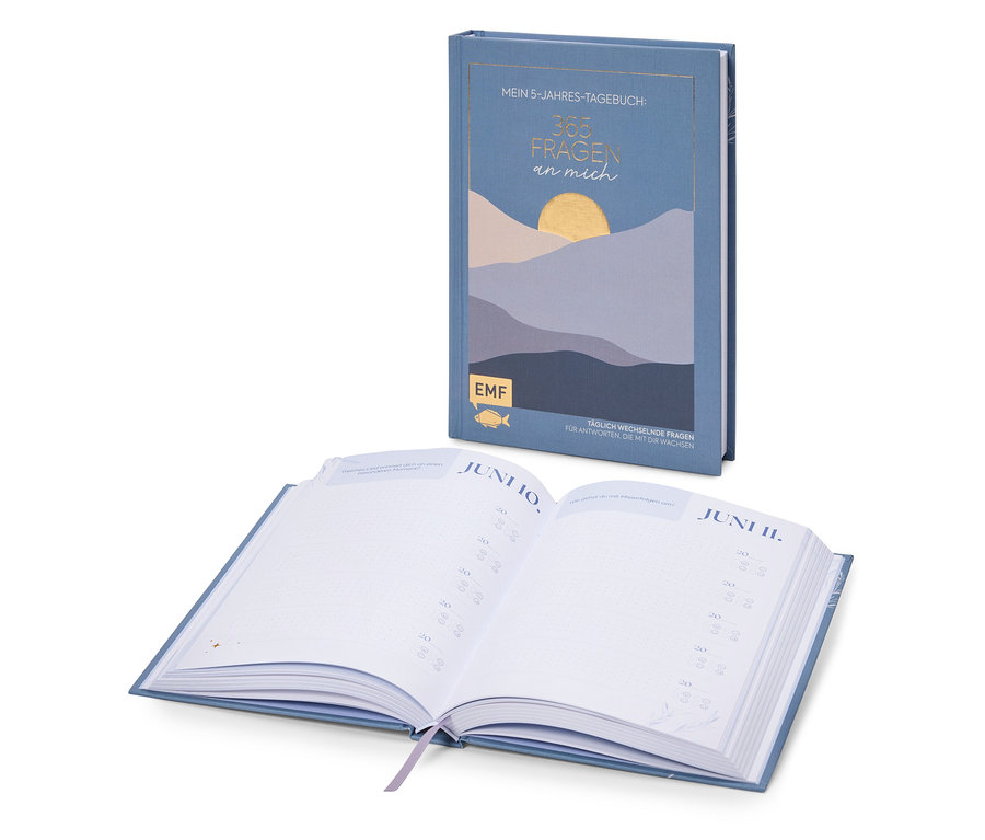 Un journal bleu ouvert intitulé "Mein 5-Jahres-Tagebuch : 365 Fragen an mich" est posé devant un journal fermé identique.