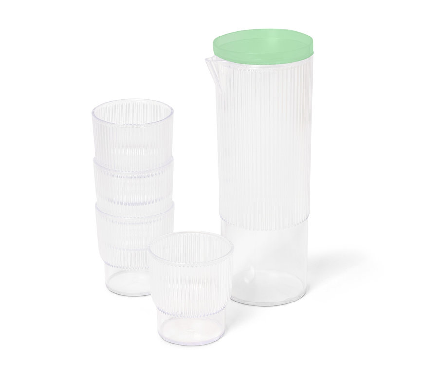 Quatre gobelets en plastique empilés à côté d'un pichet avec couvercle.