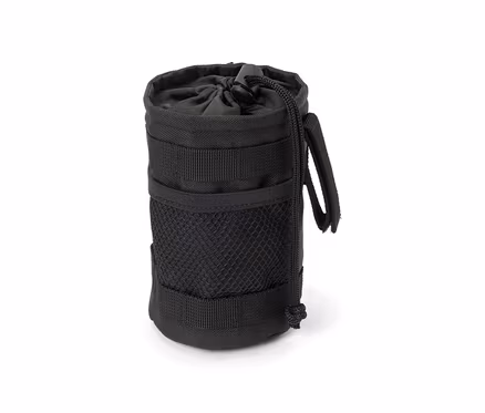 Une sacoche noire pour vélo.