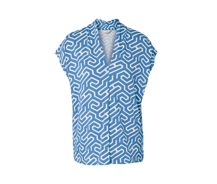 Blouse bleue avec encolure en V et motif géométrique blanc.