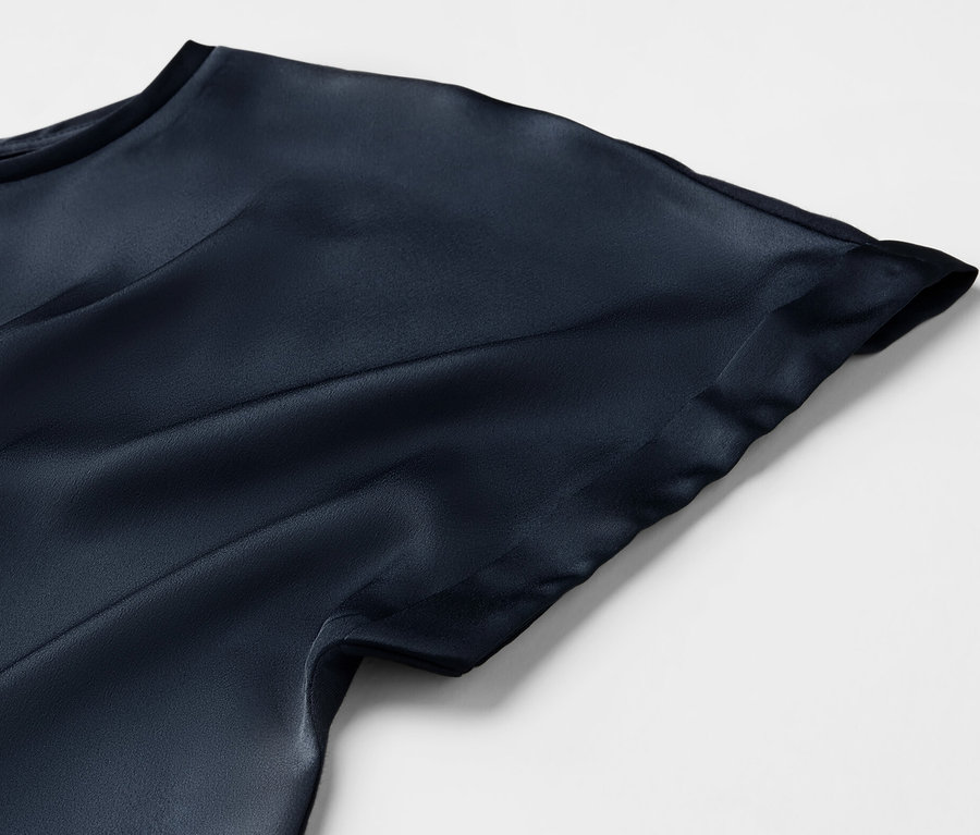 Détail d'une blouse bimatière bleu marine.