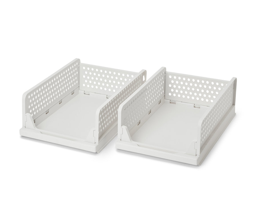 Deux boîtes empilables blanches.