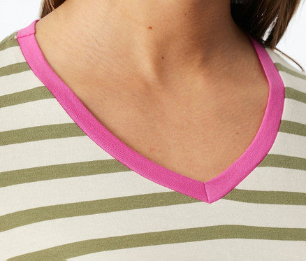 Gros plan sur le haut du corps d'une personne portant un Set de pyjama 3/4 SCHIESSER. Le haut présente des rayures crème et vert olive avec un col en V rose vif.