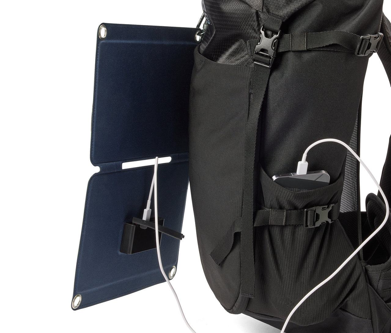 Sac à dos noir avec panneau solaire connecté à un téléphone portable par un câble blanc.