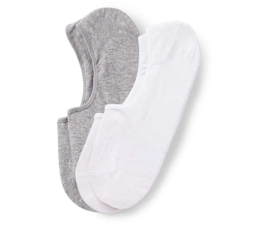 Gros plan d'une paire de socquettes grises et blanches sur fond blanc.