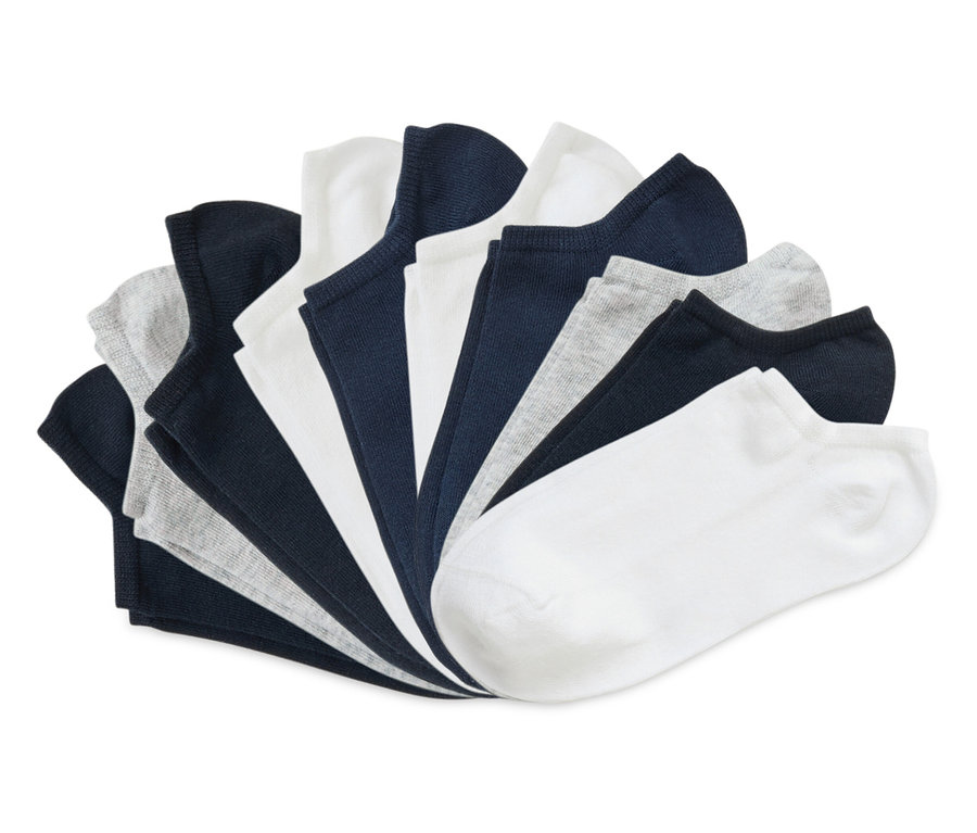 Chaussettes grises, blanches et bleu marine disposées en éventail.