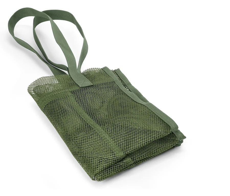 Un sac en filet vert olive plié avec deux poignées repose sur un fond blanc.